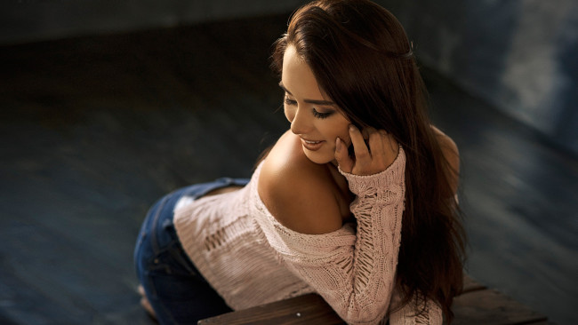 Обои картинки фото сексуальная девушка, девушки, - брюнетки,  шатенки, девушка, женщина, шатенка, темноволосая, сексуальная, модель, звезда, позирует, разная, обувь, верхняя, стильная, одежда, нижнее, эротическое, бельё, трусы, лифчик, колготки, чулки, аксессуары, макияж, и, множество, элементов, на, фотографии