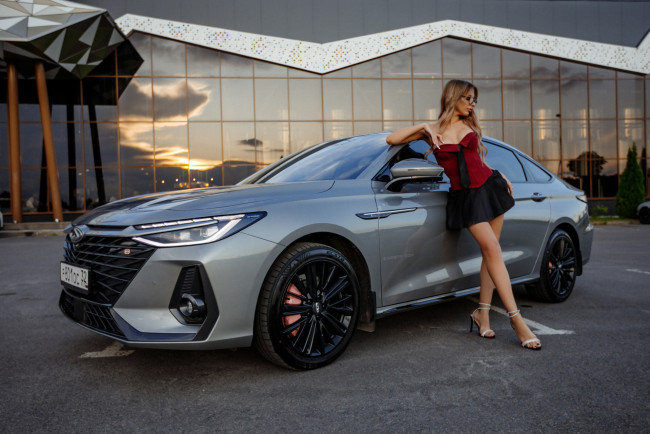 Обои картинки фото девушка и авто, автомобили, -авто с девушками, девушка, женщина, шатенка, темноволосая, сексуальная, модель, звезда, позирует, разная, обувь, верхняя, стильная, одежда, нижнее, эротическое, бельё, трусы, лифчик, колготки, чулки, аксессуары, макияж, и, множество, элементов, на, фотографии