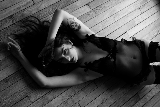 Обои картинки фото сексуальная девушка, девушки, - черно-белые, девушка, женщина, брюнетка, темноволосая, сексуальная, модель, звезда, позирует, разная, обувь, верхняя, стильная, одежда, нижнее, эротическое, бельё, трусы, лифчик, колготки, чулки, аксессуары, макияж, и, множество, элементов, на, фотографии