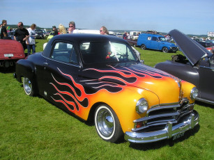 Картинка автомобили выставки уличные фото