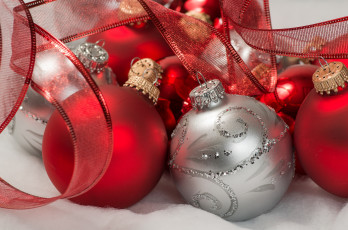 Картинка праздничные шарики красный белый