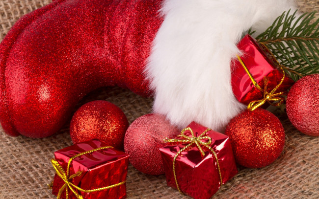 Обои картинки фото праздничные, разное, новый, год, сапожок, шарики, коробочки