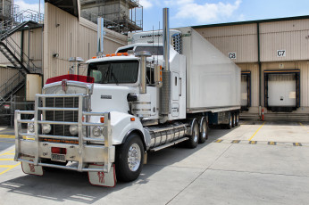 Картинка kenworth автомобили грузовые автобусы сша truck company колеса фура сила скорость трасса лето запчасти