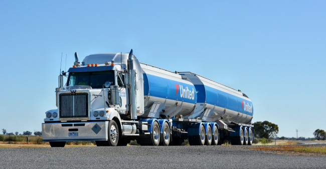 Обои картинки фото western star, автомобили, сша, western, star, trucks, тяжелые, грузовики, запчасти, колеса, фура, сила, скорость, трасса, лето