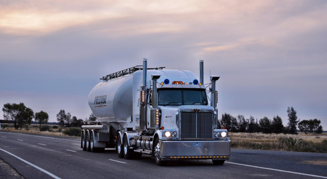 Обои картинки фото western star, автомобили, тяжелые, запчасти, грузовики, сша, western, star, trucks, колеса, фура, сила, скорость, трасса, лето, облака