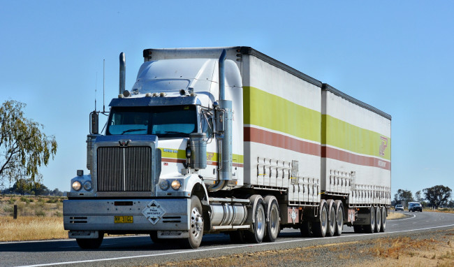 Обои картинки фото western star, автомобили, тяжелые, грузовики, запчасти, сша, western, star, trucks, колеса, фура, сила, скорость, трасса, лето