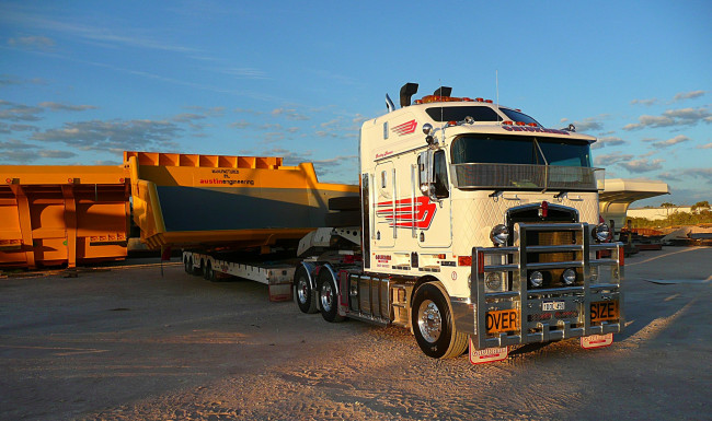 Обои картинки фото kenworth, автомобили, автобусы, грузовые, truck, company, сша, колеса, фура, сила, скорость, трасса, лето, запчасти