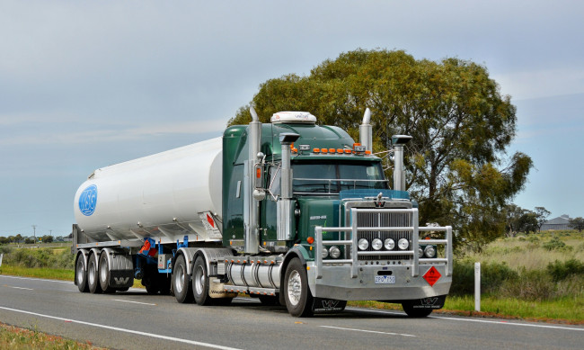 Обои картинки фото western star, автомобили, запчасти, сша, грузовики, тяжелые, western, star, trucks, колеса, фура, сила, скорость, трасса