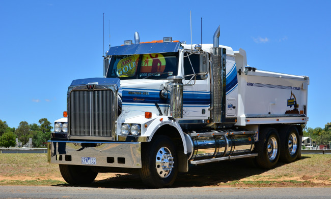 Обои картинки фото western star, автомобили, сша, запчасти, грузовики, тяжелые, western, star, trucks, колеса, фура, сила, скорость, трасса, лето