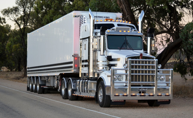 Обои картинки фото kenworth, автомобили, сша, автобусы, грузовые, truck, company, колеса, фура, сила, скорость, трасса, лето