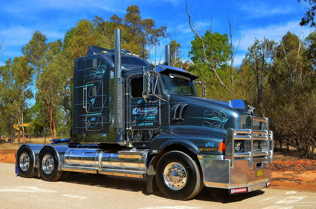 Обои картинки фото kenworth, автомобили, truck, company, сша, автобусы, грузовые, колеса, фура, сила, скорость, трасса, лето, запчасти