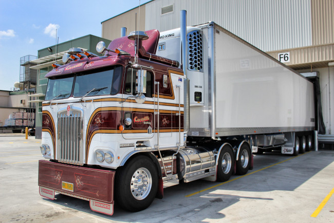 Обои картинки фото kenworth, автомобили, грузовые, truck, company, сша, автобусы, колеса, фура, сила, скорость, трасса, лето, запчасти