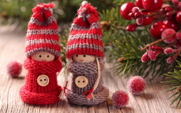 Картинка праздничные фигурки девочки ветки ёлка шапки вязание куклы ягоды