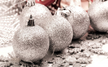 Картинка праздничные шары серебристые