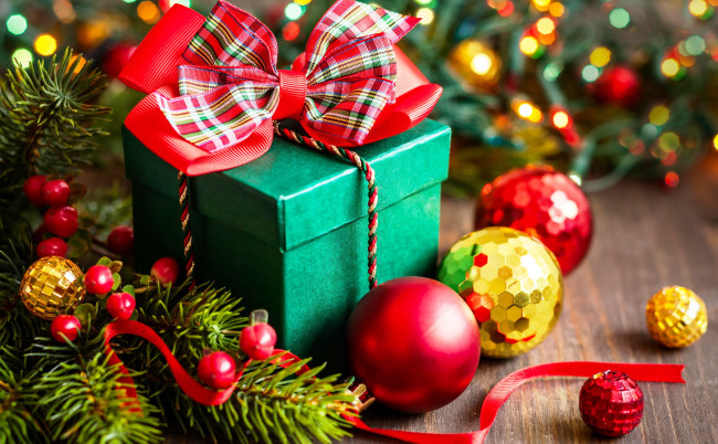 Обои картинки фото праздничные, подарки и коробочки, шарики, коробка, подарок, гирлянда, игрушки, украшения, ёлка