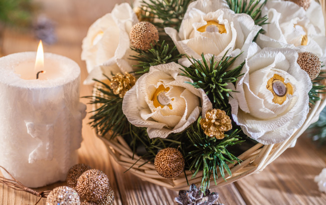 Обои картинки фото праздничные, угощения, корзина, декор, ель, свеча, композиция, шишки, конфеты