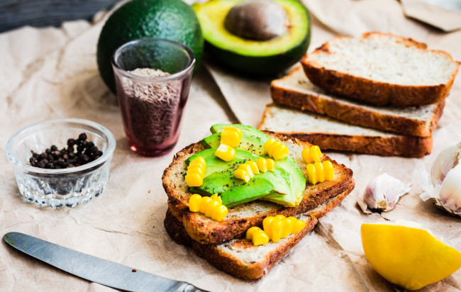 Обои картинки фото еда, бутерброды,  гамбургеры,  канапе, кукуруза, авокадо, бутерброд, тост, чеснок, лимон, специи