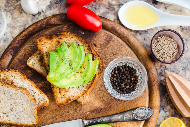 Обои картинки фото еда, бутерброды,  гамбургеры,  канапе, специи, помидор, тост, бутерброд, авокадо