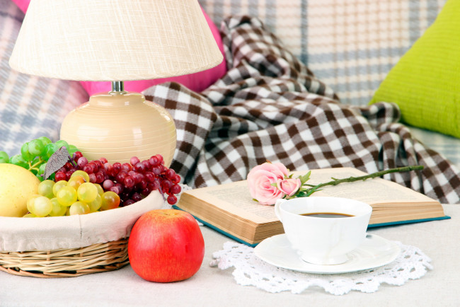 Обои картинки фото еда, фрукты,  ягоды, виноград, яблоко, роза, кофе