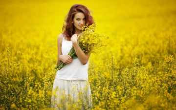 Картинка девушки -+рыжеволосые+и+разноцветные луг лето цветы букет