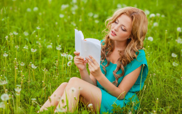 Картинка девушки -+рыжеволосые+и+разноцветные луг трава одуванчики книга