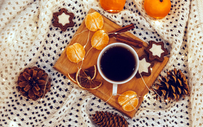 Обои картинки фото еда, разное, кофе, мандарины, печенье, шишки