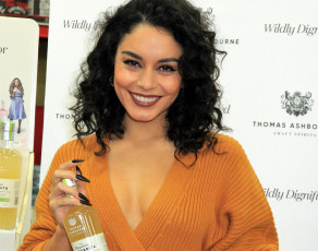 Картинка девушки vanessa+hudgens брюнетка свитер флакон