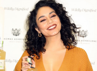 обоя девушки, vanessa hudgens, брюнетка, свитер, флакон