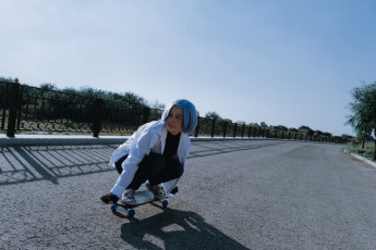 Картинка soundann девушки -+рыжеволосые+и+разноцветные рубашка скейт дорога