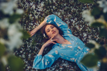 Картинка девушки -+брюнетки +шатенки шатенка платье цветы