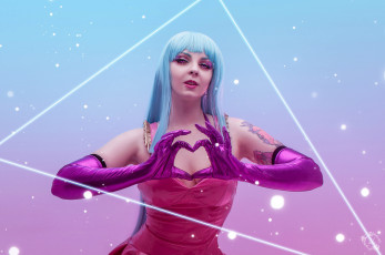 Картинка девушки алёна+бизаррная образ костюм жест треугольник