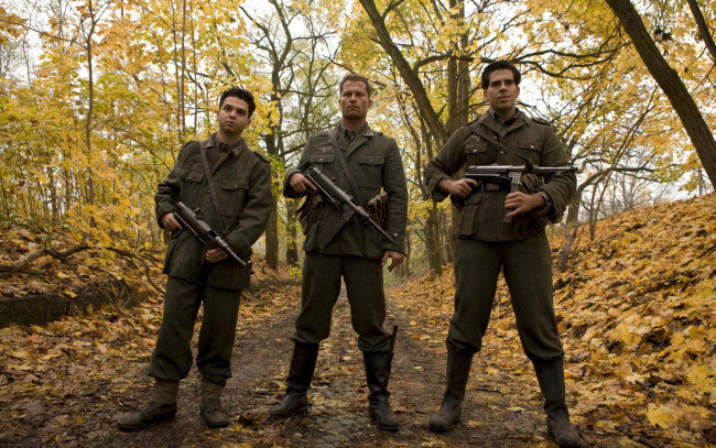 Обои картинки фото кино фильмы, inglourious basterds, солдаты, оружие, лес, осень