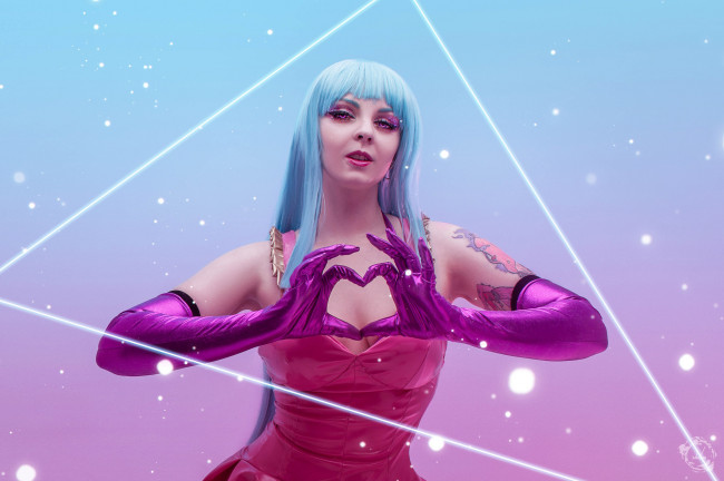 Обои картинки фото девушки, алёна бизаррная, образ, костюм, жест, треугольник