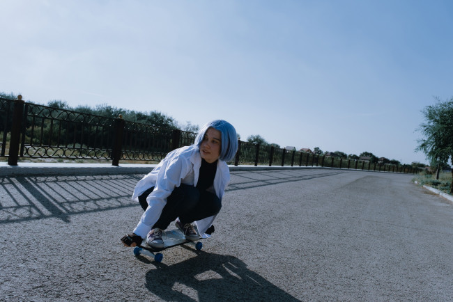 Обои картинки фото soundann, девушки, - рыжеволосые и разноцветные, рубашка, скейт, дорога