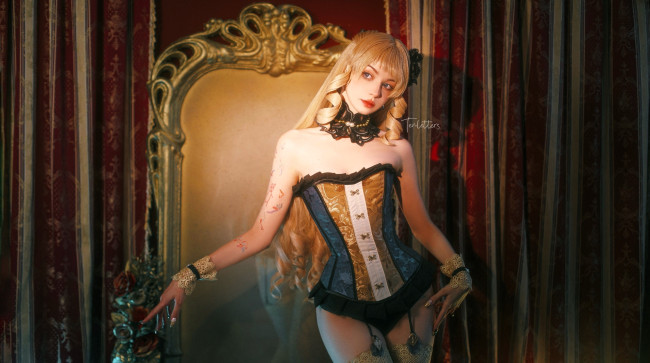 Обои картинки фото девушки, tenletters, образ, костюм, косплей, шторы, кресло