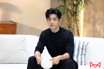 обоя мужчины, xiao zhan, актер, свитер, диван, плакат
