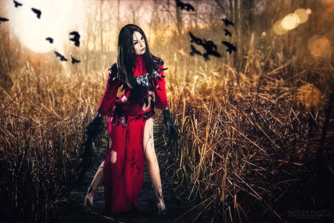 Обои картинки фото девушки, анна шаховская, образ, косплей, наряд, костюм, трава, летучие, мыши, лес