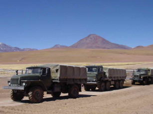 Картинка автомобили урал пустыня