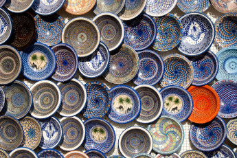 Картинка разное посуда столовые приборы кухонная утварь роспись тарелки много