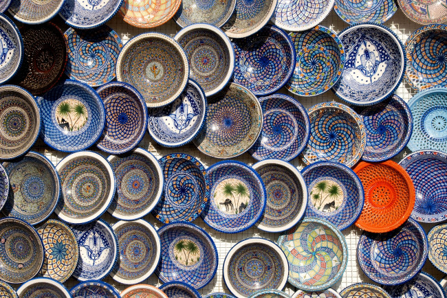 Обои картинки фото разное, посуда, столовые, приборы, кухонная, утварь, роспись, тарелки, много