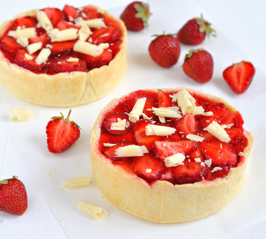 Обои картинки фото еда, пирожные, кексы, печенье, тортики, клубника