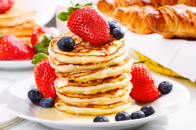 Обои картинки фото еда, блины, оладьи, мёд, ягоды, клубника, голубика