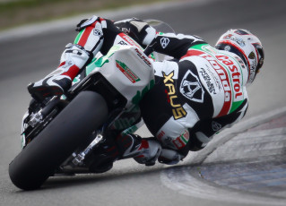 Картинка спорт мотоспорт вираж байк шлем экипировка гонщиц