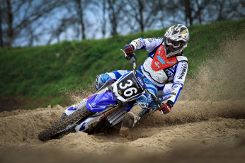 Картинка спорт мотокросс пыль экипировка гонщик байк шлем