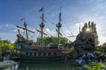 Картинка города диснейленд парк солнце свет паруса мачты корабль водопад скала река