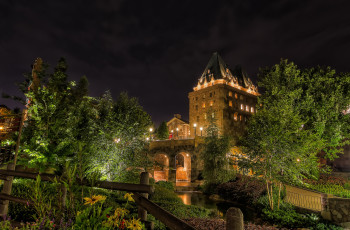 Картинка epcot`s+canada города диснейленд дома арки деревья фонари мост река ночь