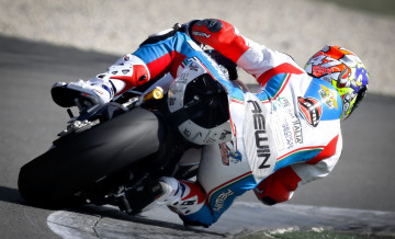 Картинка спорт мотоспорт вираж байк шлем экипировка гонщик