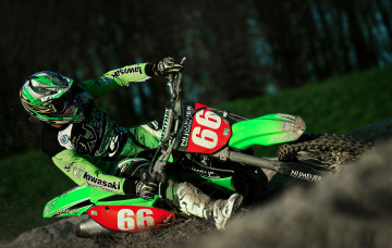 Картинка спорт мотокросс пыль гонщик байк экипировка шлем