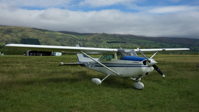 Обои картинки фото cessna 172m skyhawk, авиация, лёгкие и одномоторные самолёты, трава, поле, самолет, одномоторный, легкий