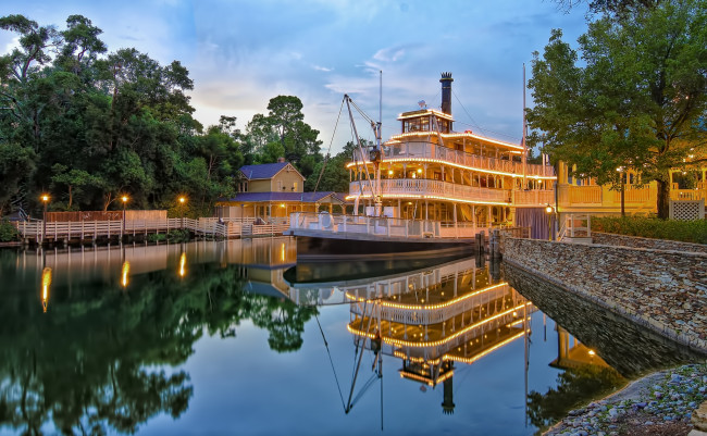 Обои картинки фото корабли, пароходы, огни, пароход, река, колесный, парк